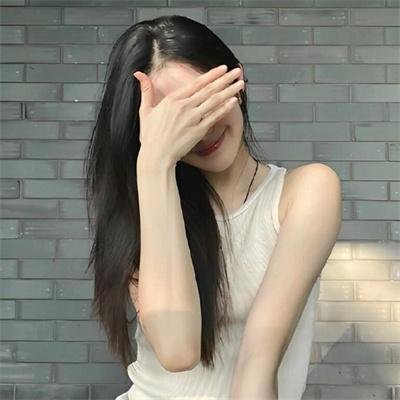 咖啡馆里的女孩